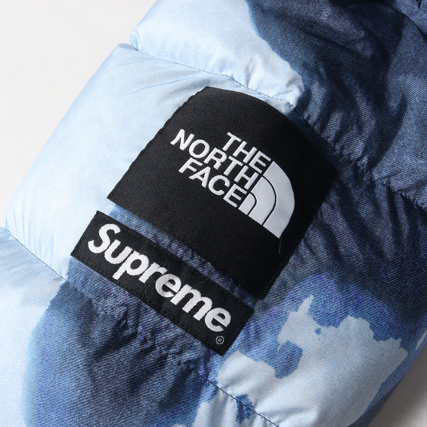 21AW ×THE NORTH FACE ブリーチド デニム プリント ヌプシ ダウンジャケット(Bleached Denim Print Nuptse Jacket ND52100I)
