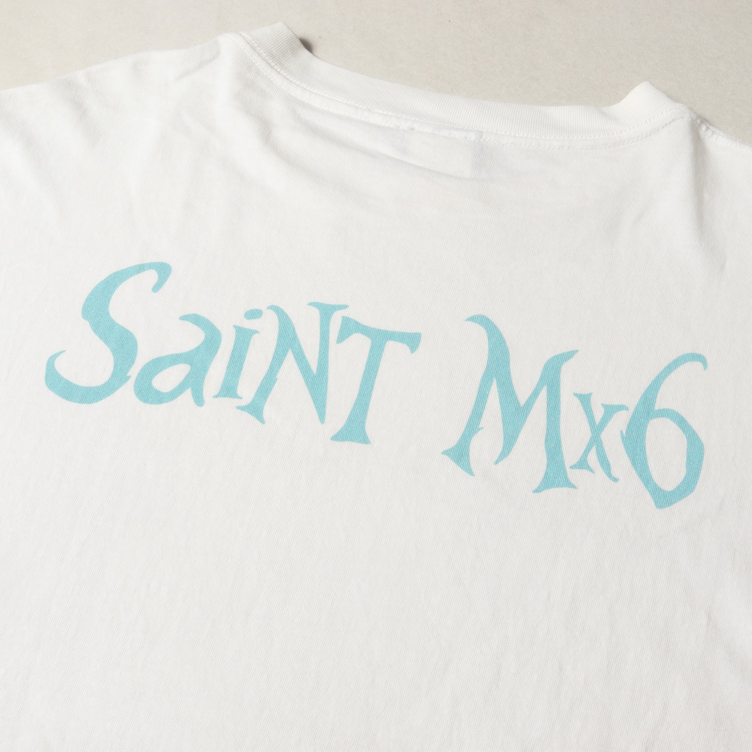 SAINT MICHAEL (セントマイケル) 23SS ×アリス・イン・ワンダーランド ヴィンテージ加工 白の女王 Tシャツ(DS-SS TEE)  – ブランド古着の通販・買取 | BEEGLE by Boo-Bee