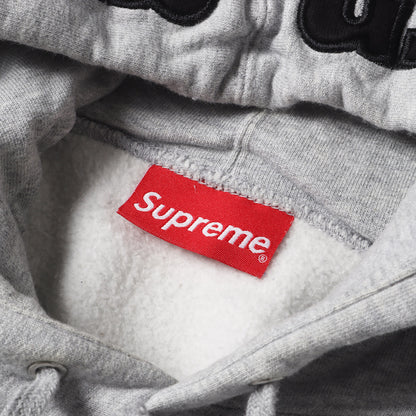 フード アップリケロゴ スウェット パーカー(Mirrored Logo Hooded Sweatshirt)