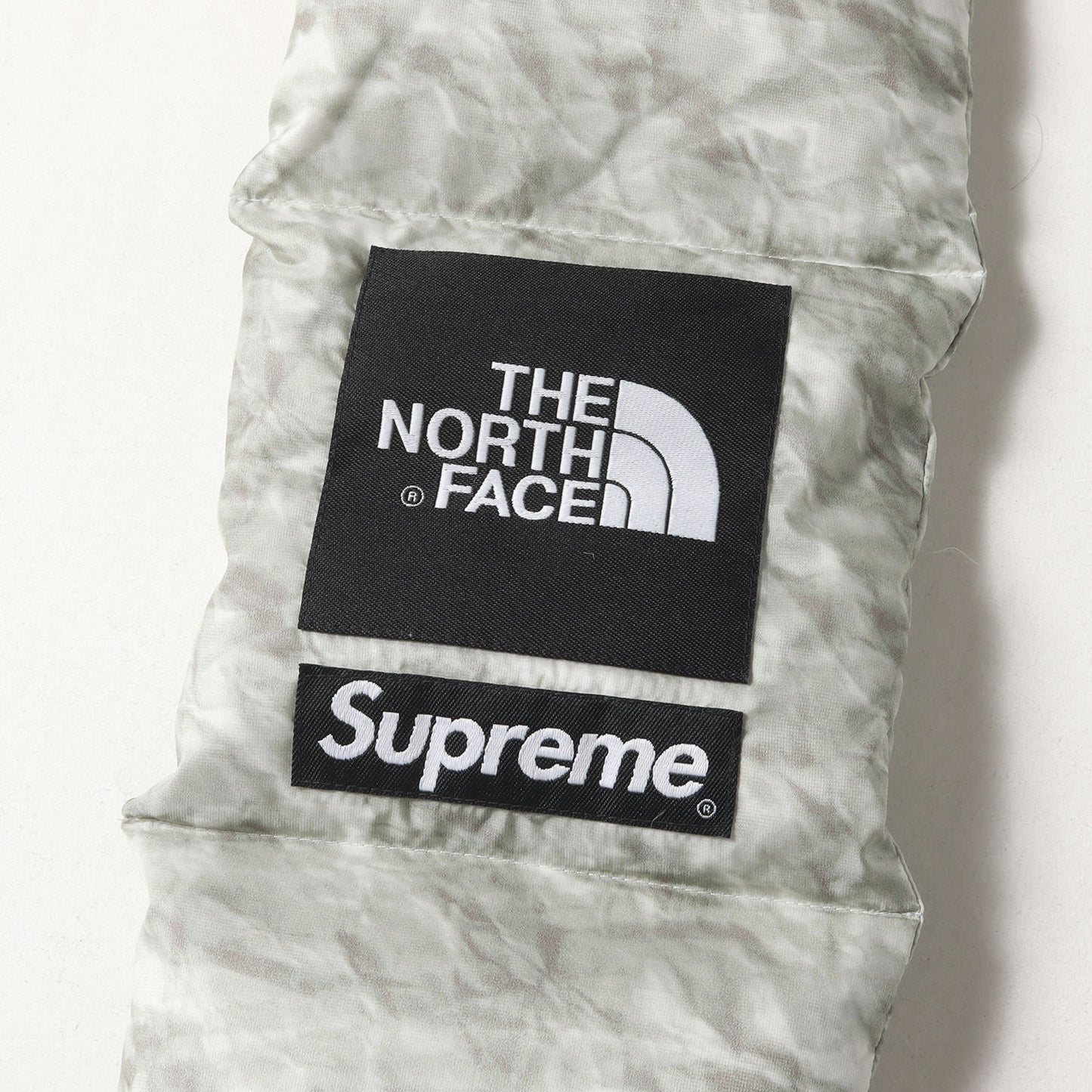 19AW ×THE NORTH FACE ペーパープリント柄 ダウンスカーフ / マフラー(Paper Print 700-Fill Down Scarf)