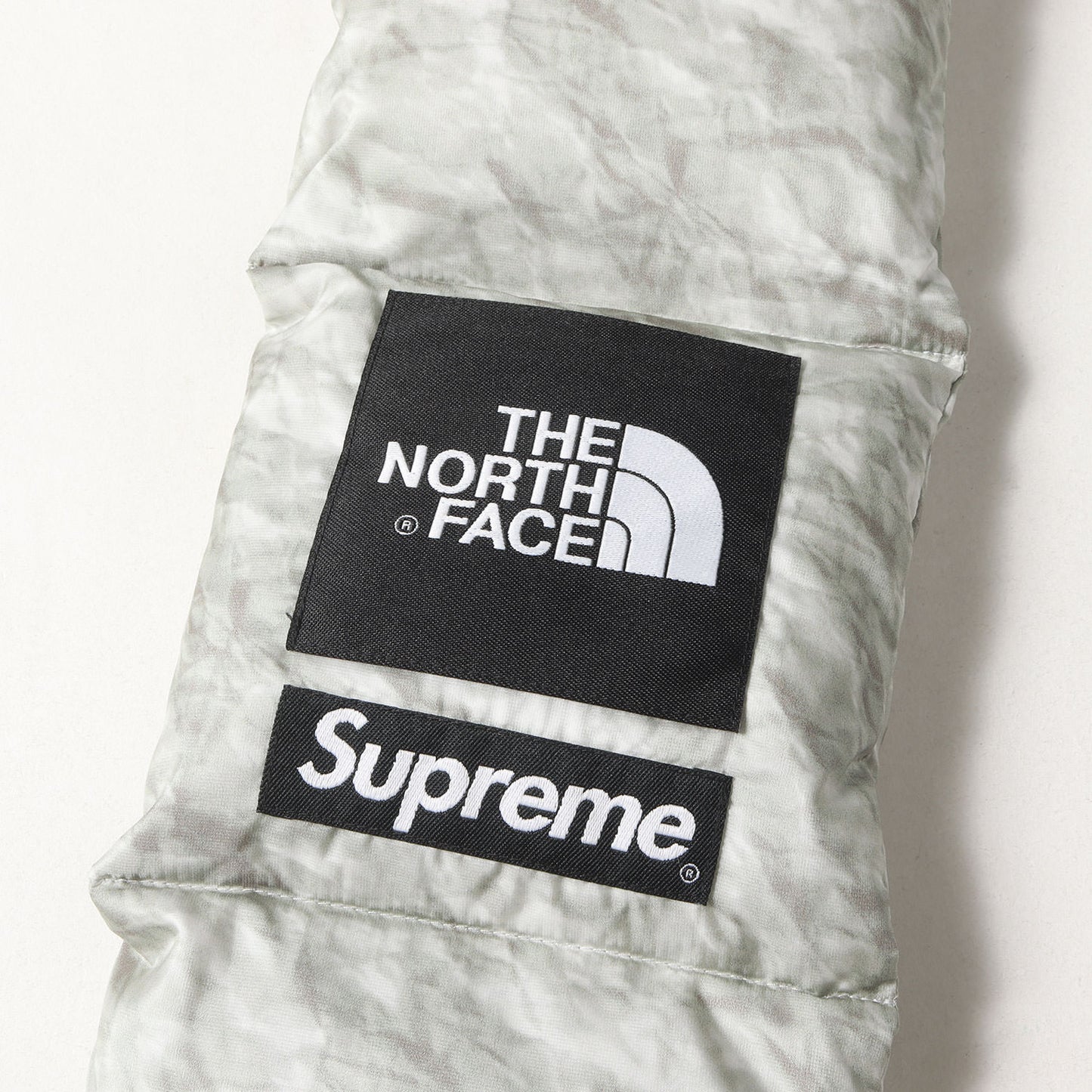 19AW ×THE NORTH FACE ペーパープリント柄 ダウンスカーフ / マフラー(Paper Print 700-Fill Down Scarf)