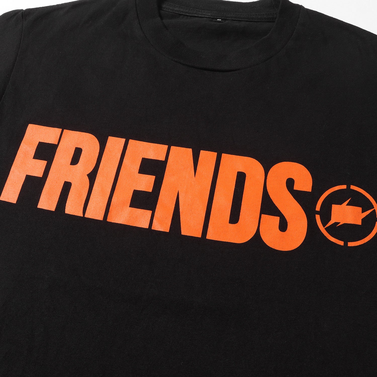 VLONE (ヴィーロン) ×fragment design FRIENDSロゴクルーネックTシャツ(FRAGMENT S/S TEE) –  ブランド古着の通販・買取 | BEEGLE by Boo-Bee