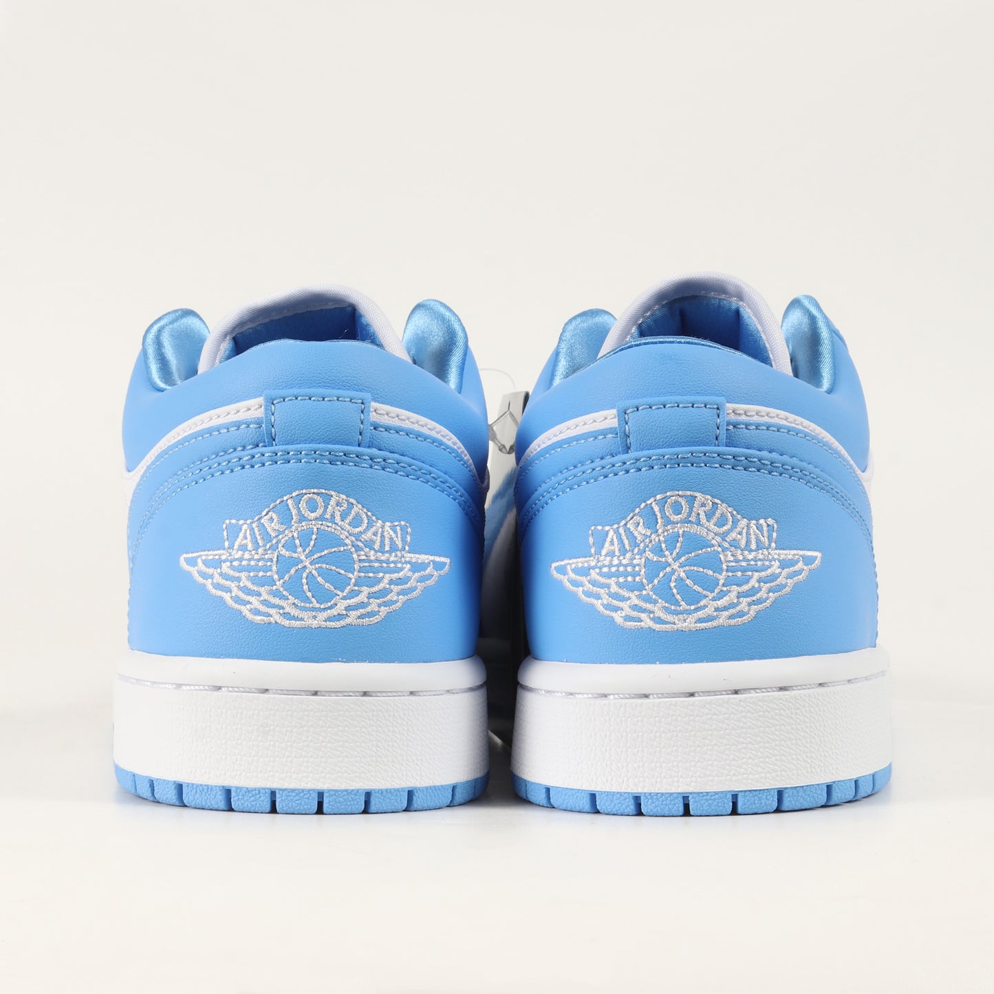 WMNS AIR JORDAN 1 LOW UNC (AO9944-441)