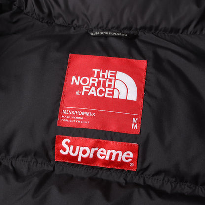 ×THE NORTH FACE メッセージロゴ ヌプシ ダウンジャケット(Nuptse Down Jacket)