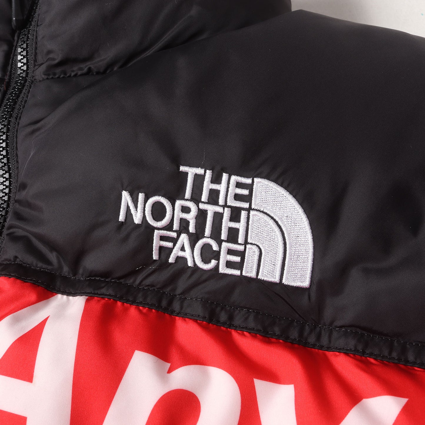 ×THE NORTH FACE メッセージロゴ ヌプシ ダウンジャケット(Nuptse Down Jacket)