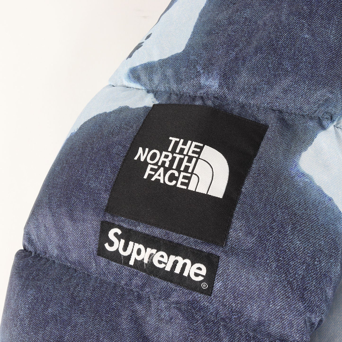 21AW ×THE NORTH FACE ブリーチド デニム プリント ヌプシ ダウンジャケット(Bleached Denim Print Nuptse Jacket)