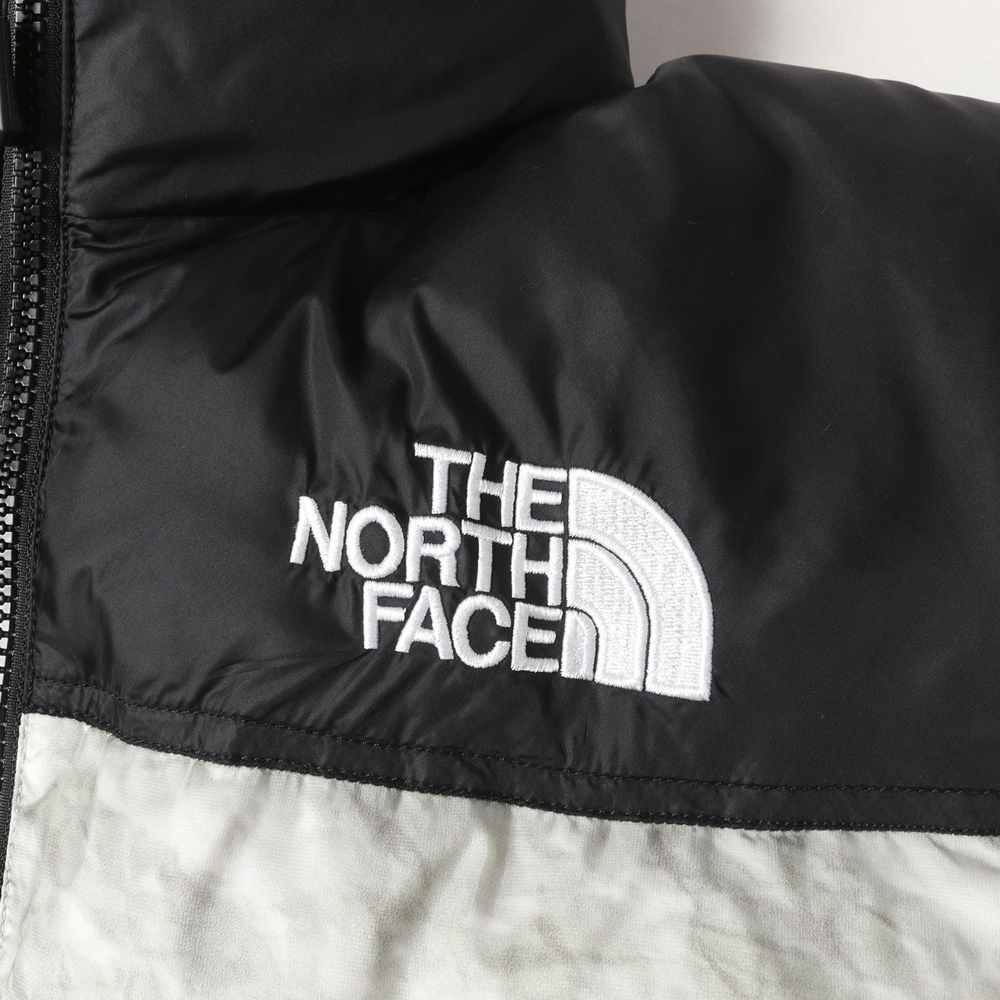 ×THE NORTH FACE ペーパープリント ヌプシ ダウンジャケット(Paper Print Nuptse Jacket)