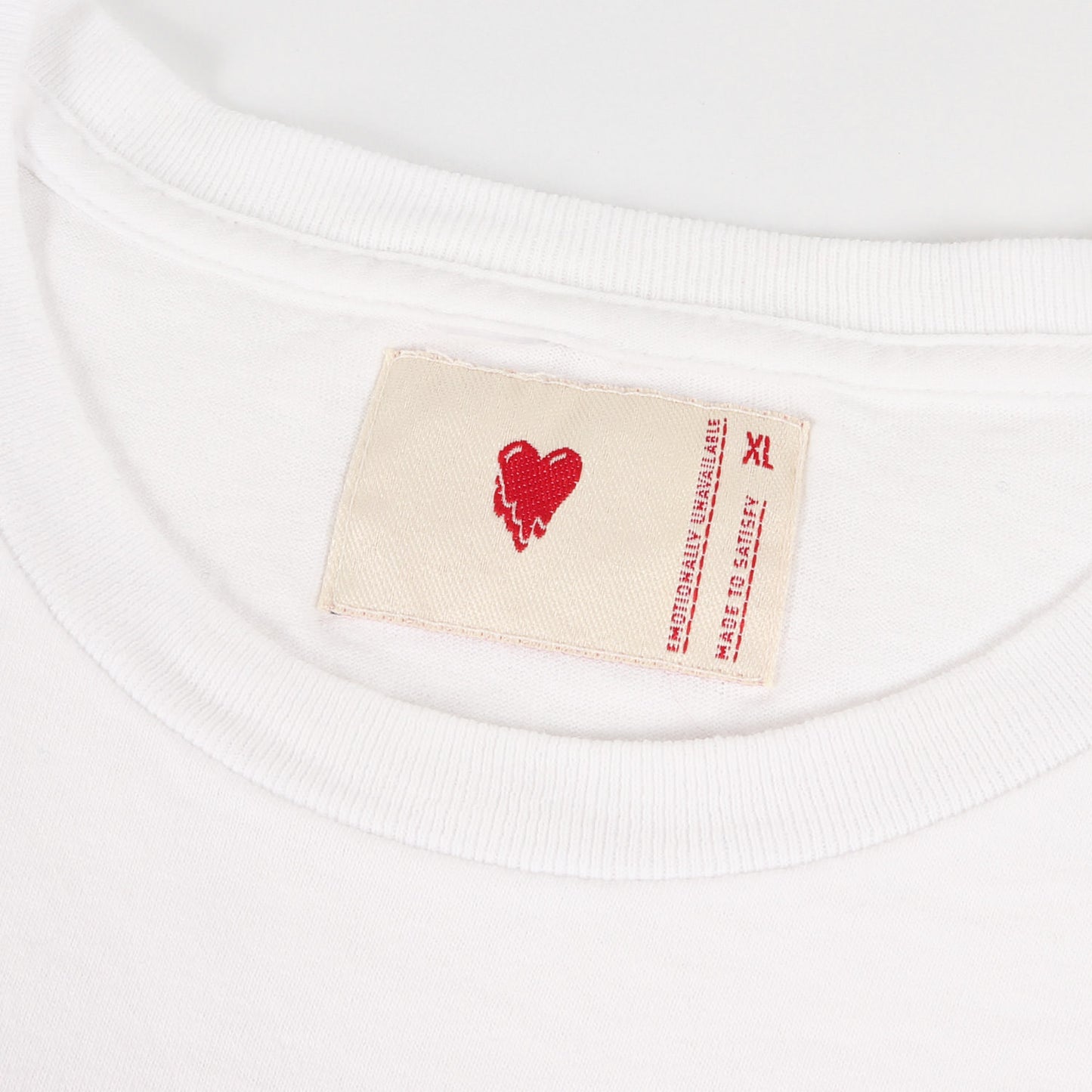 ×Emotionally Unavailable ハート グラフィック Tシャツ