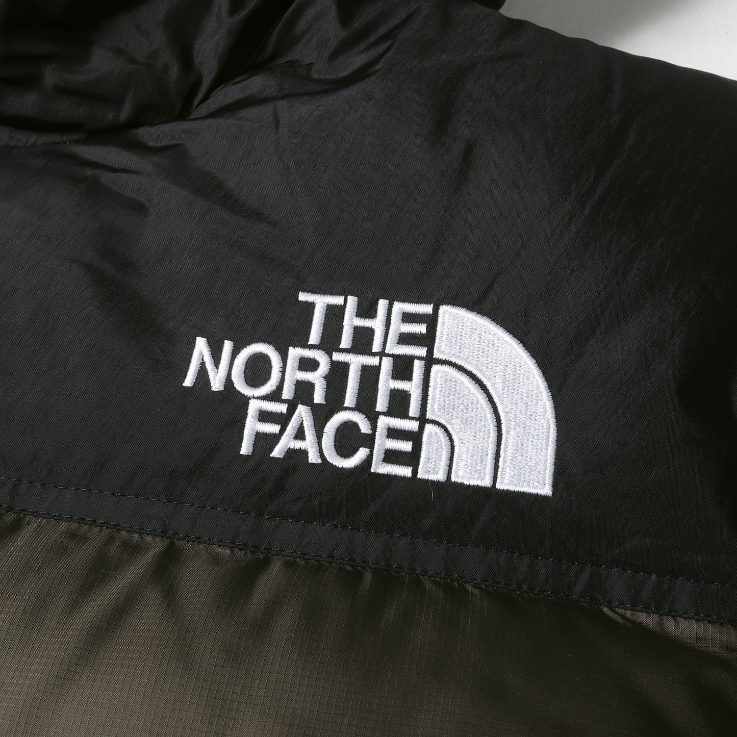 23AW ヌプシフーディーダウンジャケット(Nuptse Hoodie)