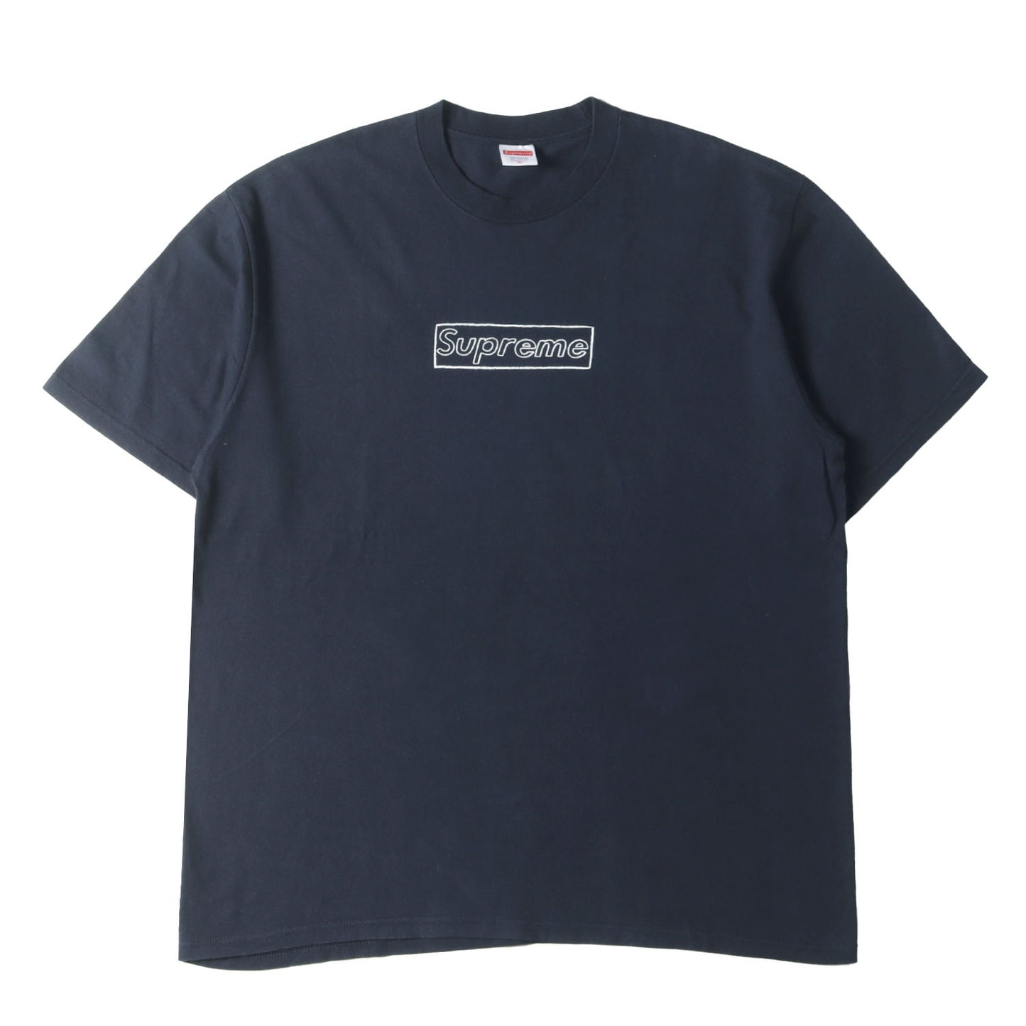 ×KAWS チョークBOXロゴ Tシャツ(Chalk Box Logo Tee)