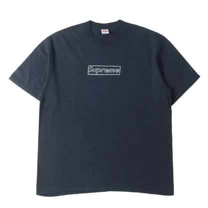 ×KAWS チョークBOXロゴ Tシャツ(Chalk Box Logo Tee)