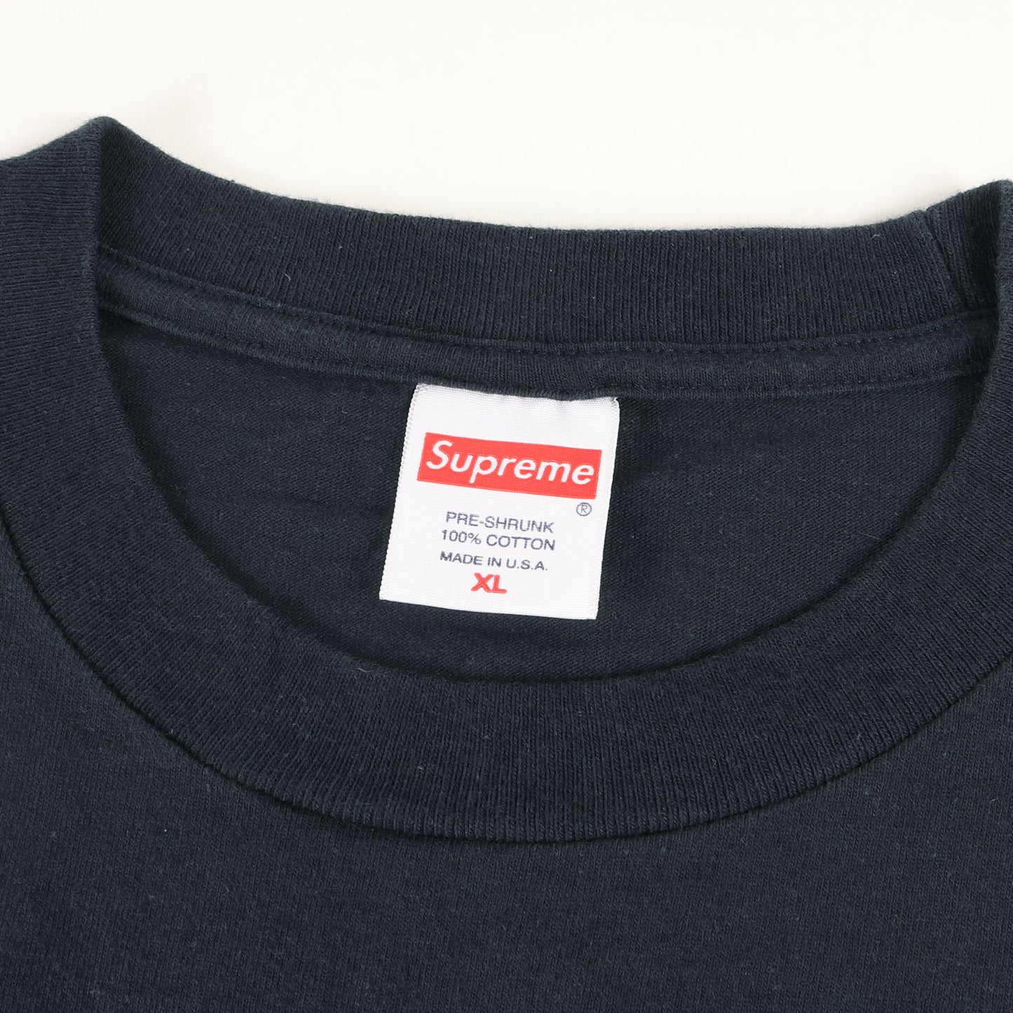 ×KAWS チョークBOXロゴ Tシャツ(Chalk Box Logo Tee)