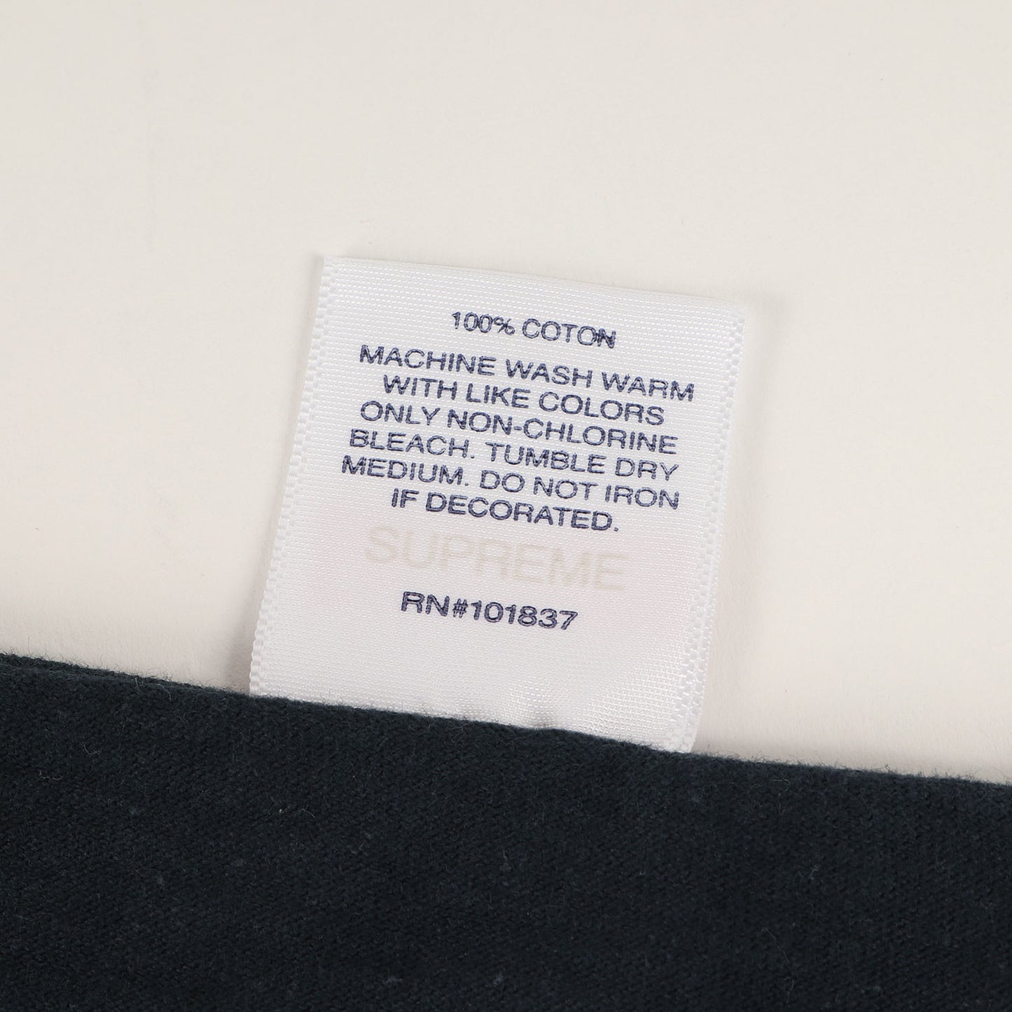 ×KAWS チョークBOXロゴ Tシャツ(Chalk Box Logo Tee)