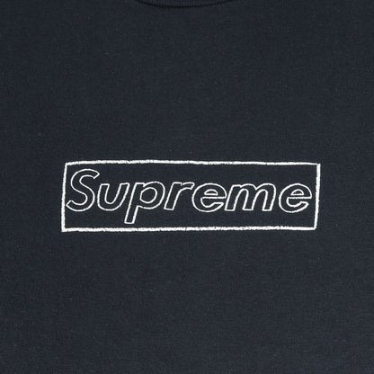 ×KAWS チョークBOXロゴ Tシャツ(Chalk Box Logo Tee)