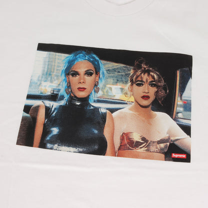×Nan Goldin フォトプリント Tシャツ(Misty and Jimmy Paulette Tee)