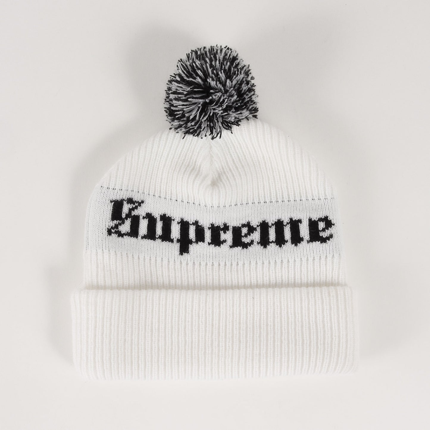 オールドイングリッシュロゴ ボンボン ニットビーニー(Old English Beanie)