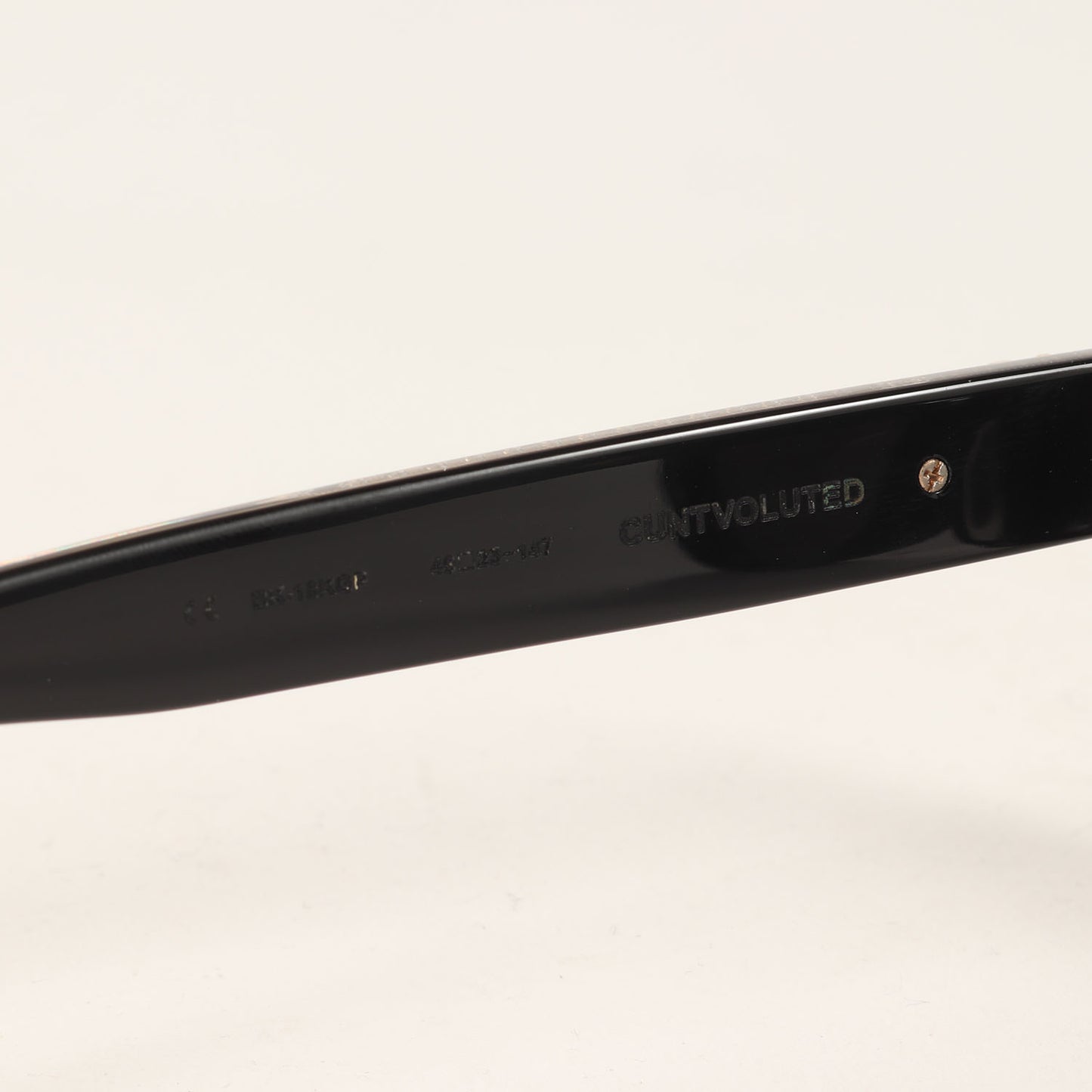 18KGP 金メッキ ダガー ウェリントン サングラス(CUNTVOLUTED)