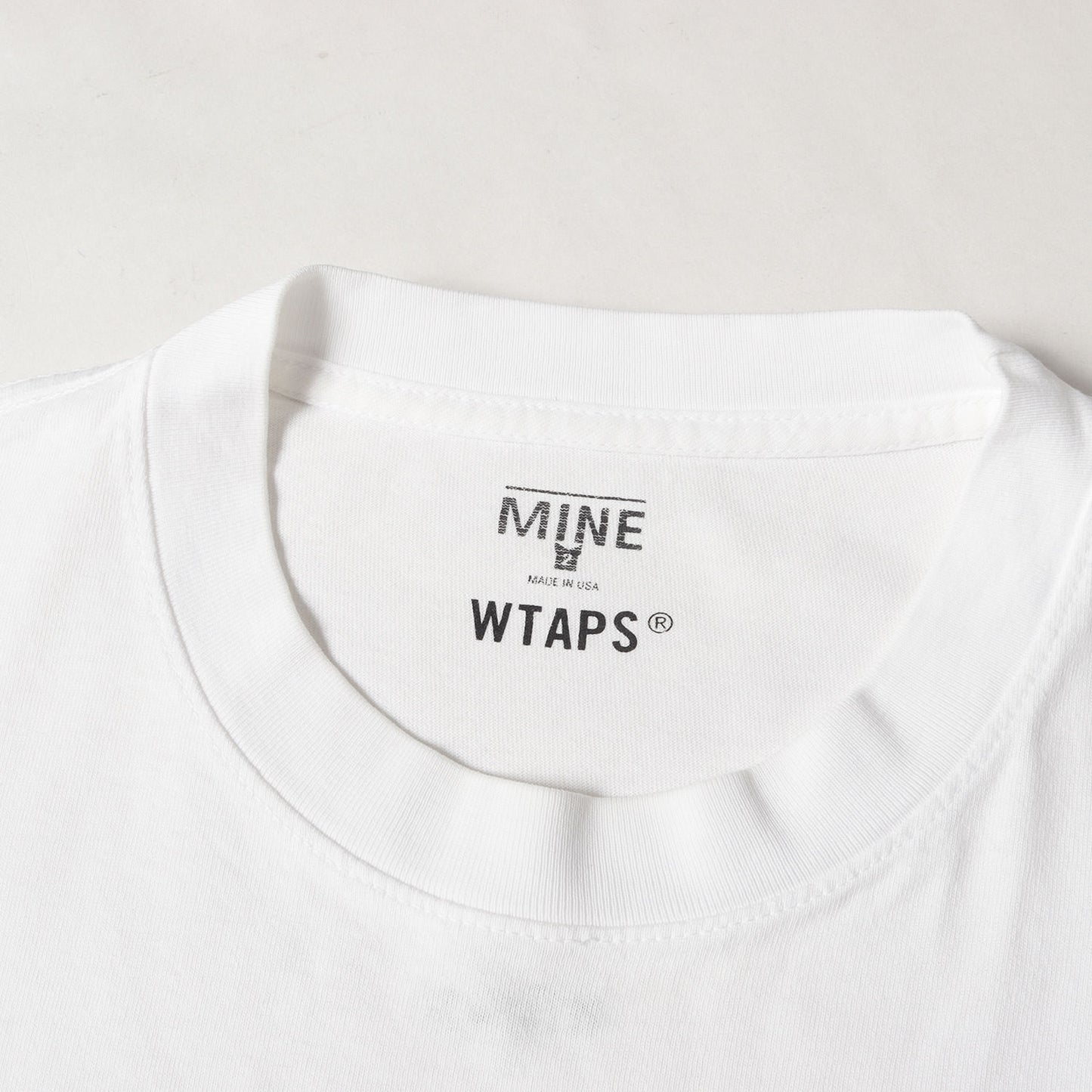 ×MINE ブランドロゴ刺繍 クルーネック Tシャツ