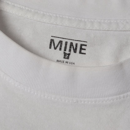 ×MINE ブランドロゴ刺繍 クルーネック Tシャツ