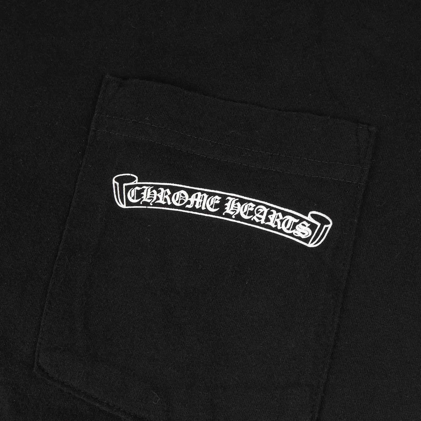近年モデル スクロールロゴ ポケット Tシャツ