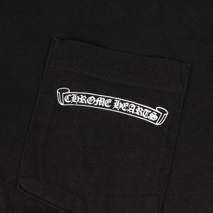 近年モデル スクロールロゴ ポケット Tシャツ