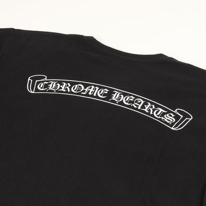 近年モデル スクロールロゴ ポケット Tシャツ