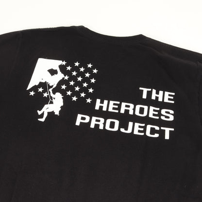 近年モデル THE HEROES PROJECT スクロールラベル ポケット Tシャツ