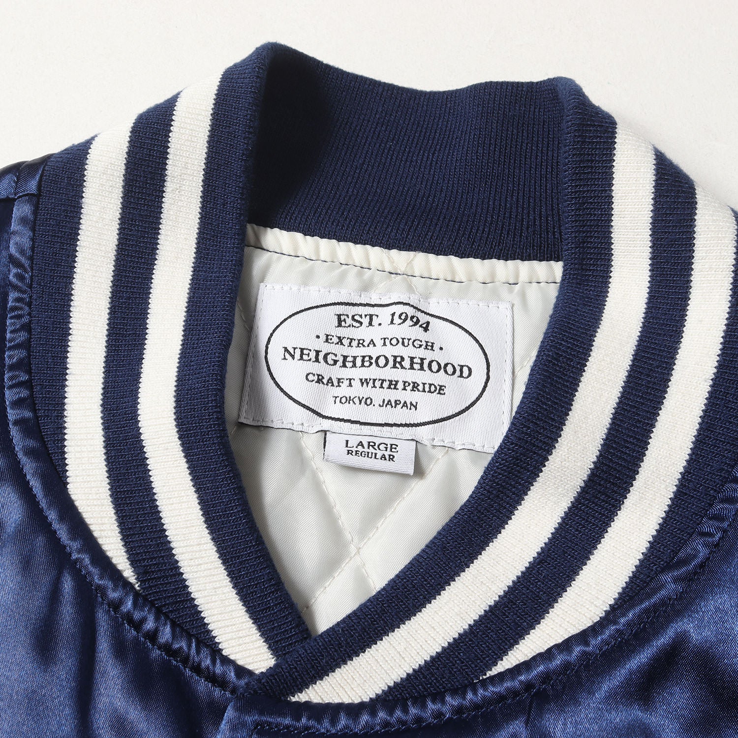 NEIGHBORHOOD (ネイバーフッド) ブランドロゴ刺繍 サテン スタジャン  