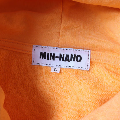 ×MIN-NANO ブランドロゴ スウェットパーカー