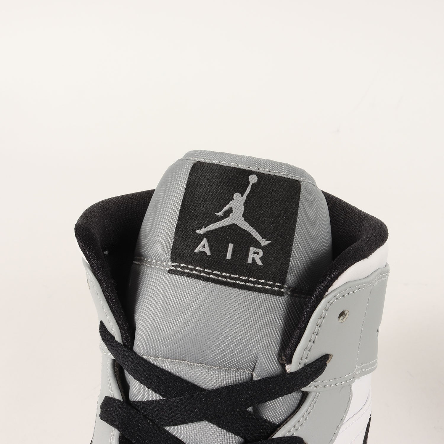 NIKE (ナイキ) AIR JORDAN 1 MID LIGHT SMOKE (554724-092) - ブランド  