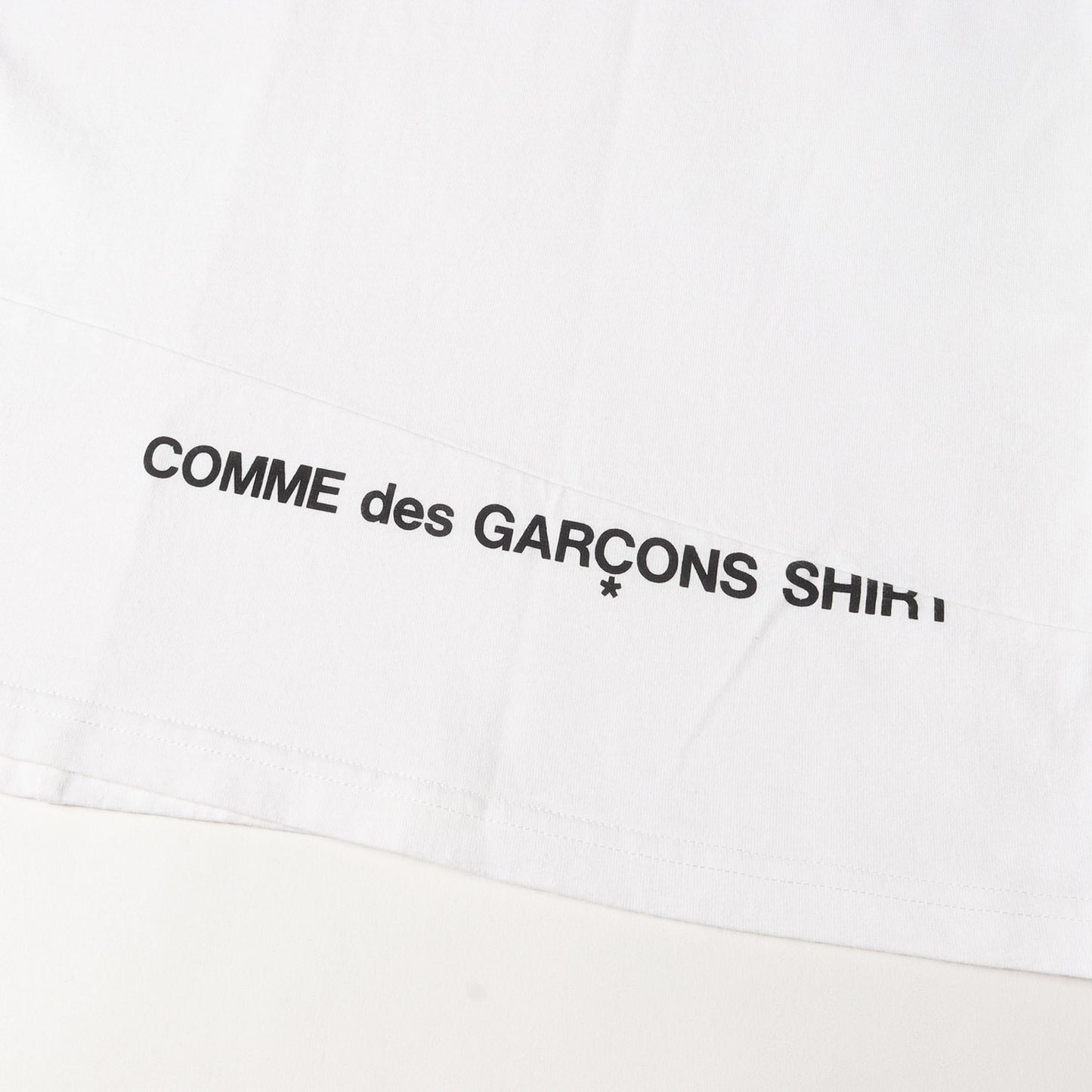 ×COMME des GARCONS SHIRT スプリット BOXロゴ Tシャツ(Split Box Logo Tee)