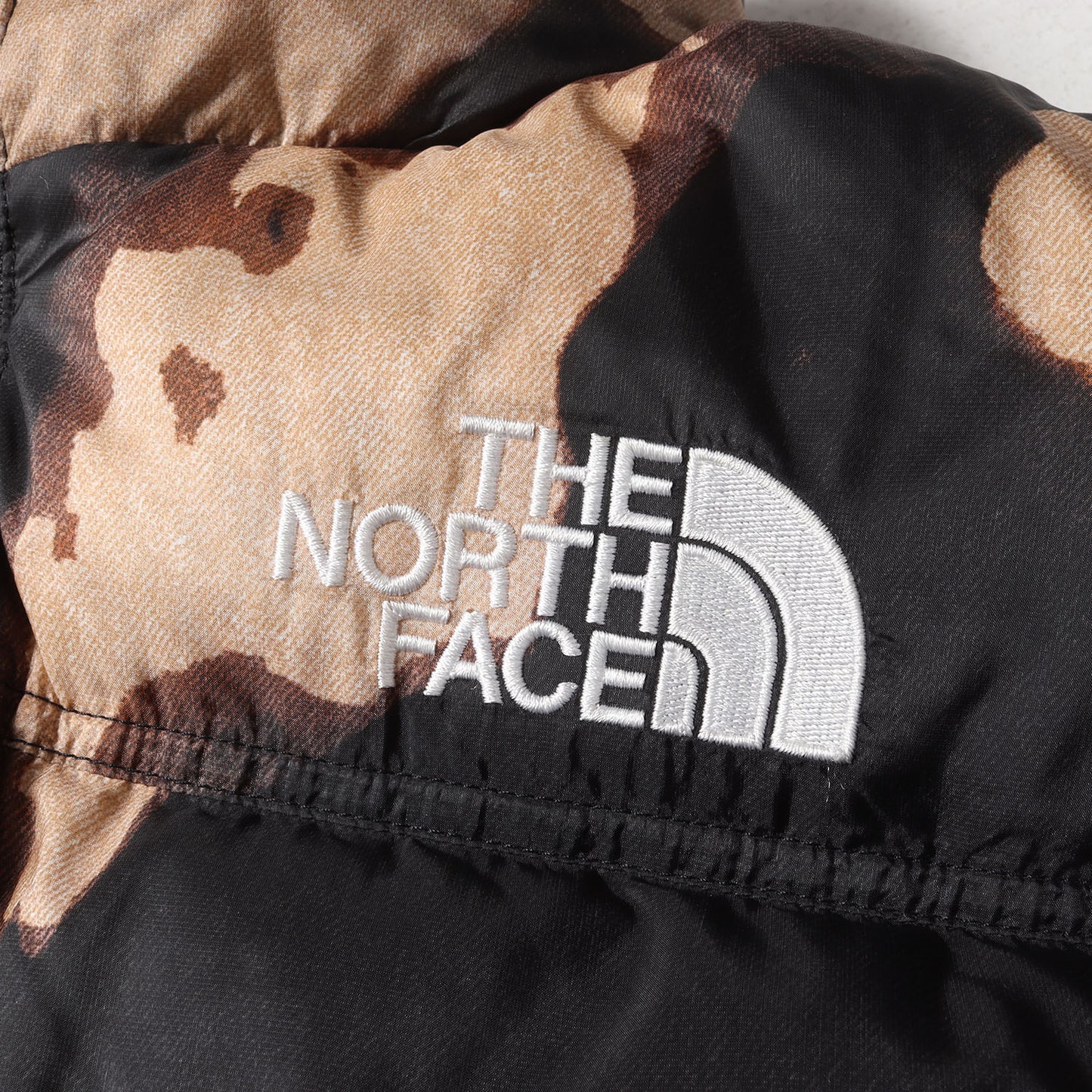 21AW ×THE NORTH FACE ブリーチド デニム プリント ヌプシ ダウンジャケット(Bleached Denim Print Nuptse Jacket ND52100I)