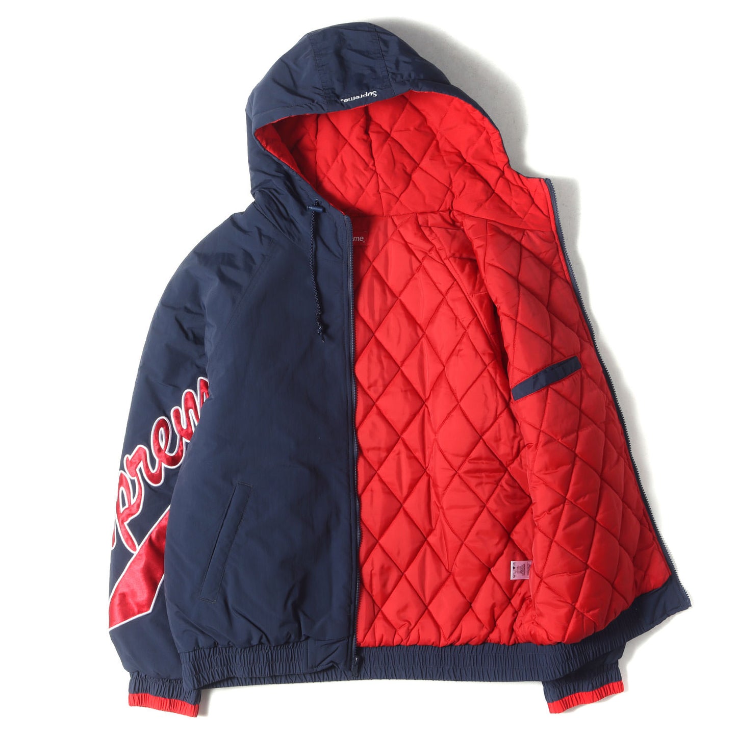 袖スクリプトロゴ 裏地キルティング フード ジャケット(Sleeve Script Sideline Jacket)