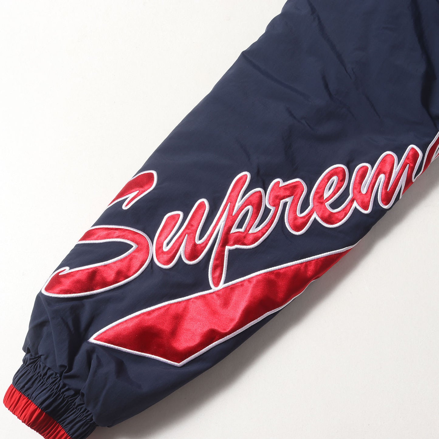 袖スクリプトロゴ 裏地キルティング フード ジャケット(Sleeve Script Sideline Jacket)