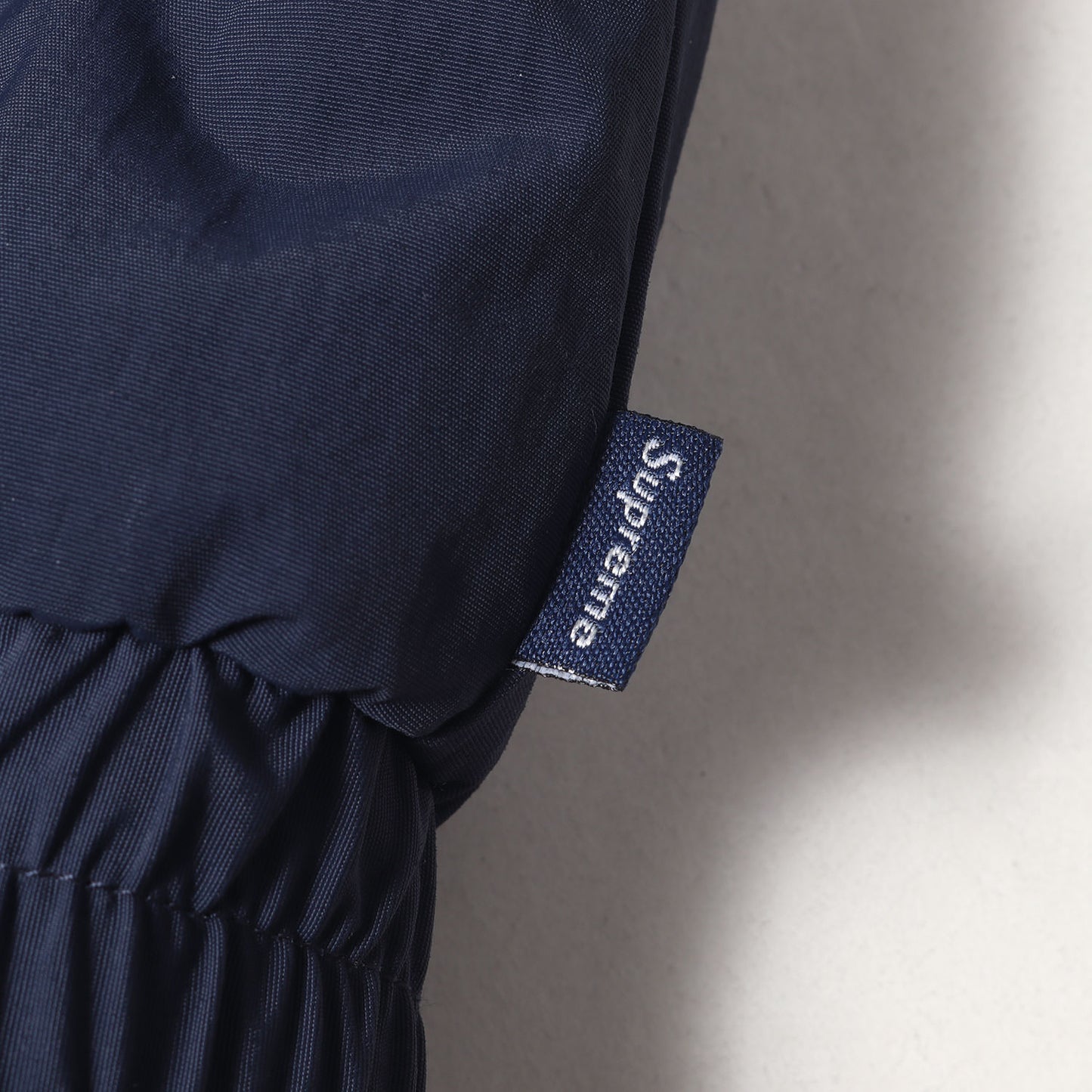 袖スクリプトロゴ 裏地キルティング フード ジャケット(Sleeve Script Sideline Jacket)