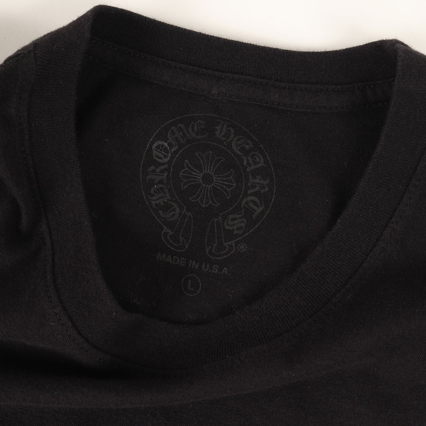 近年モデル ダガー&ブランドロゴ ポケット Tシャツ