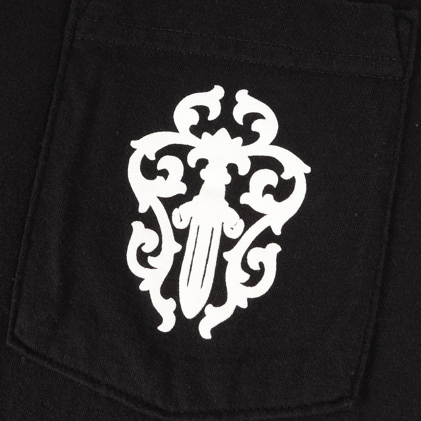 近年モデル ダガー&ブランドロゴ ポケット Tシャツ