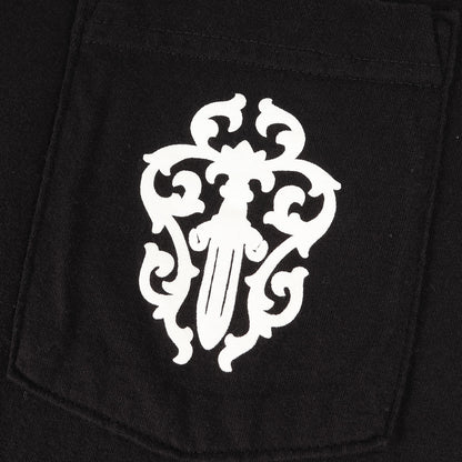 近年モデル ダガー&ブランドロゴ ポケット Tシャツ