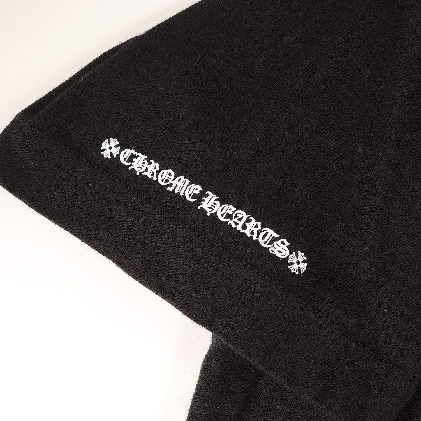 近年モデル ダガー&ブランドロゴ ポケット Tシャツ