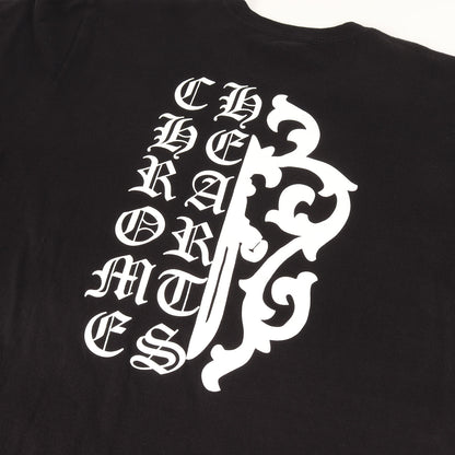 近年モデル ダガー&ブランドロゴ ポケット Tシャツ