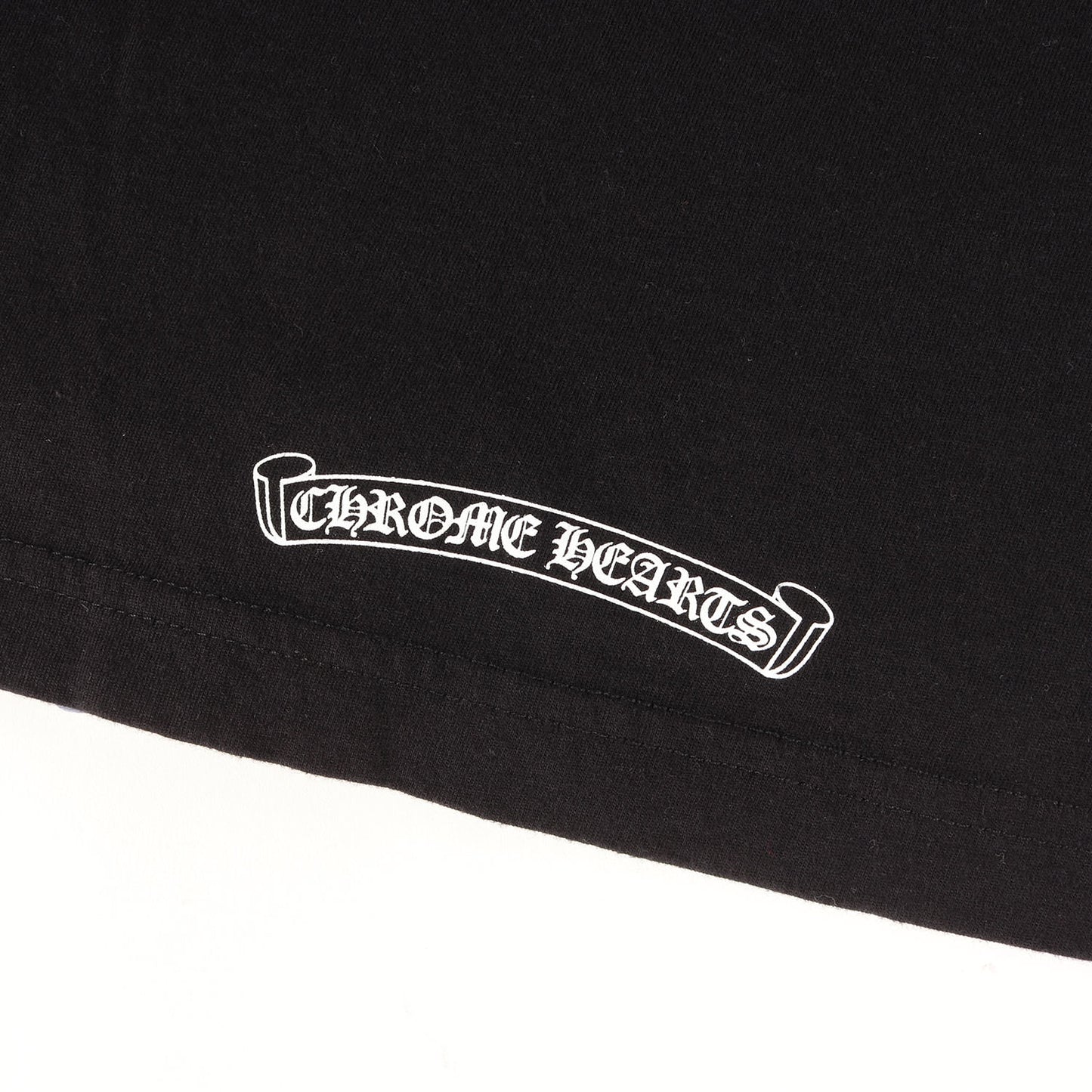 近年モデル ダガー&ブランドロゴ ポケット Tシャツ