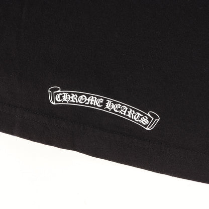 近年モデル ダガー&ブランドロゴ ポケット Tシャツ