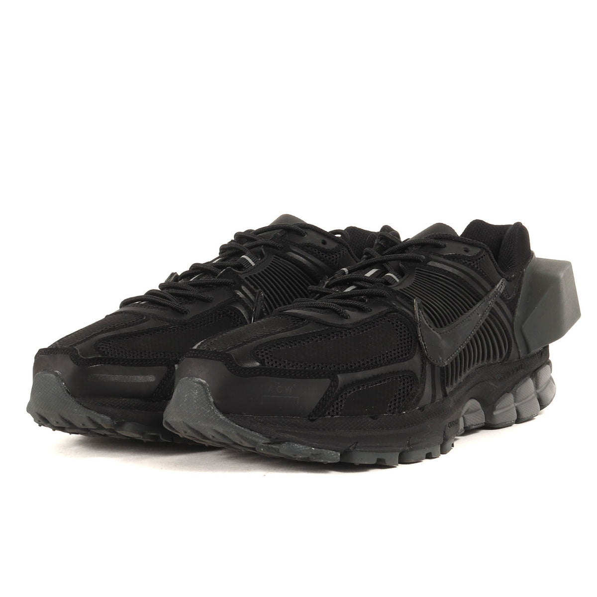 ×A–COLD–WALL ZOOM VOMERO +5 (AT3152-001)