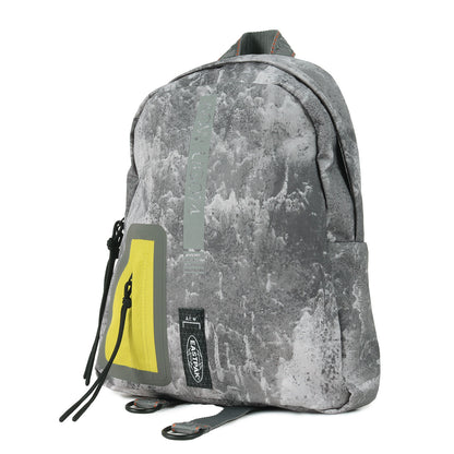 ×EASTPAK 総柄 スモール バックパック(Greyscale Small Backpack)