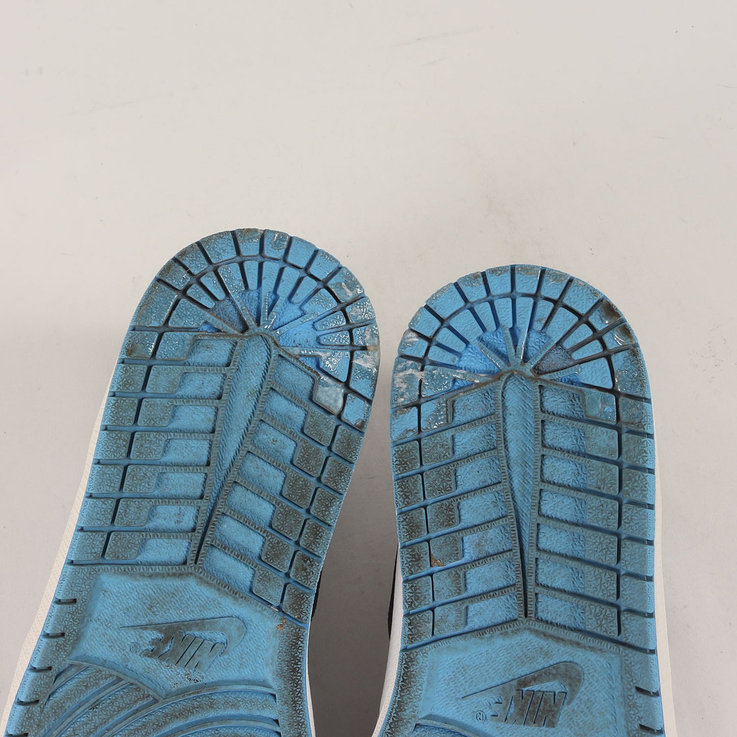 AIR JORDAN 1 RETRO HIGH OG UNIVERSITY BLUE (555088-134)