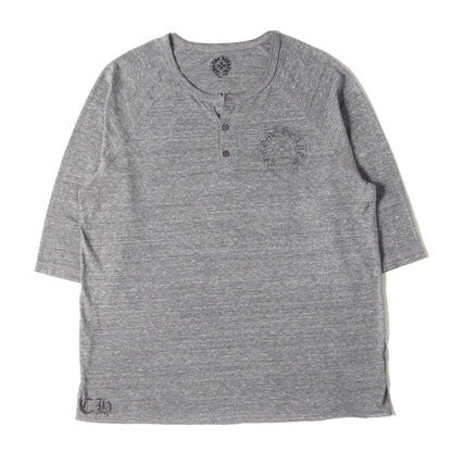 スクロールラベル ヘンリーネック 5分袖 Tシャツ