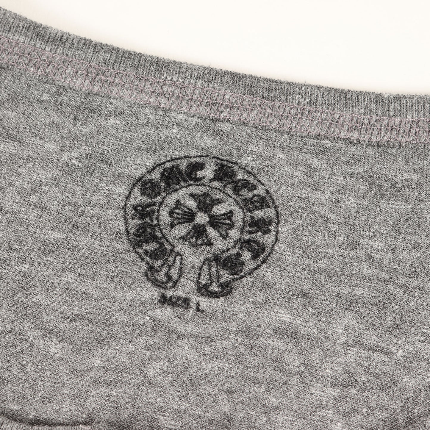 スクロールラベル ヘンリーネック 5分袖 Tシャツ
