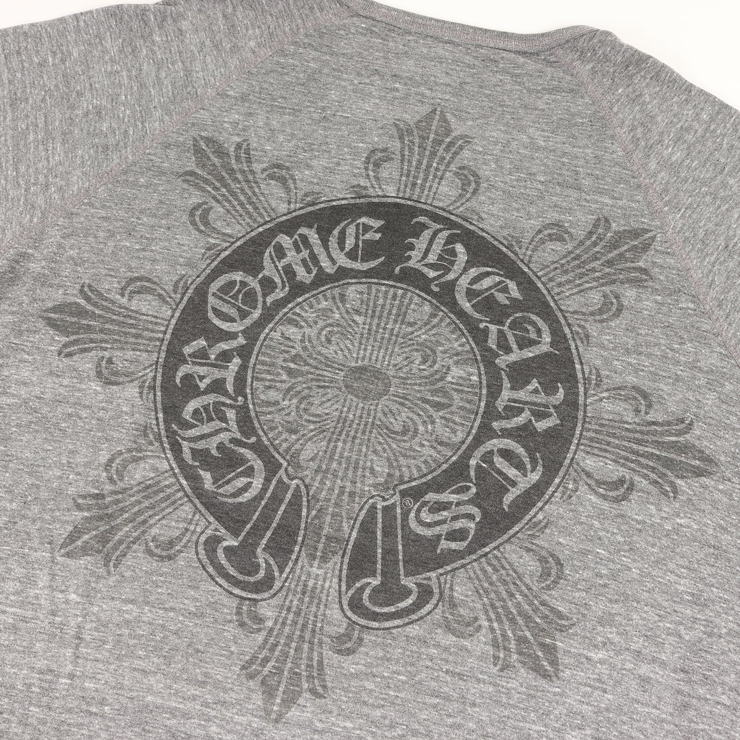 スクロールラベル ヘンリーネック 5分袖 Tシャツ