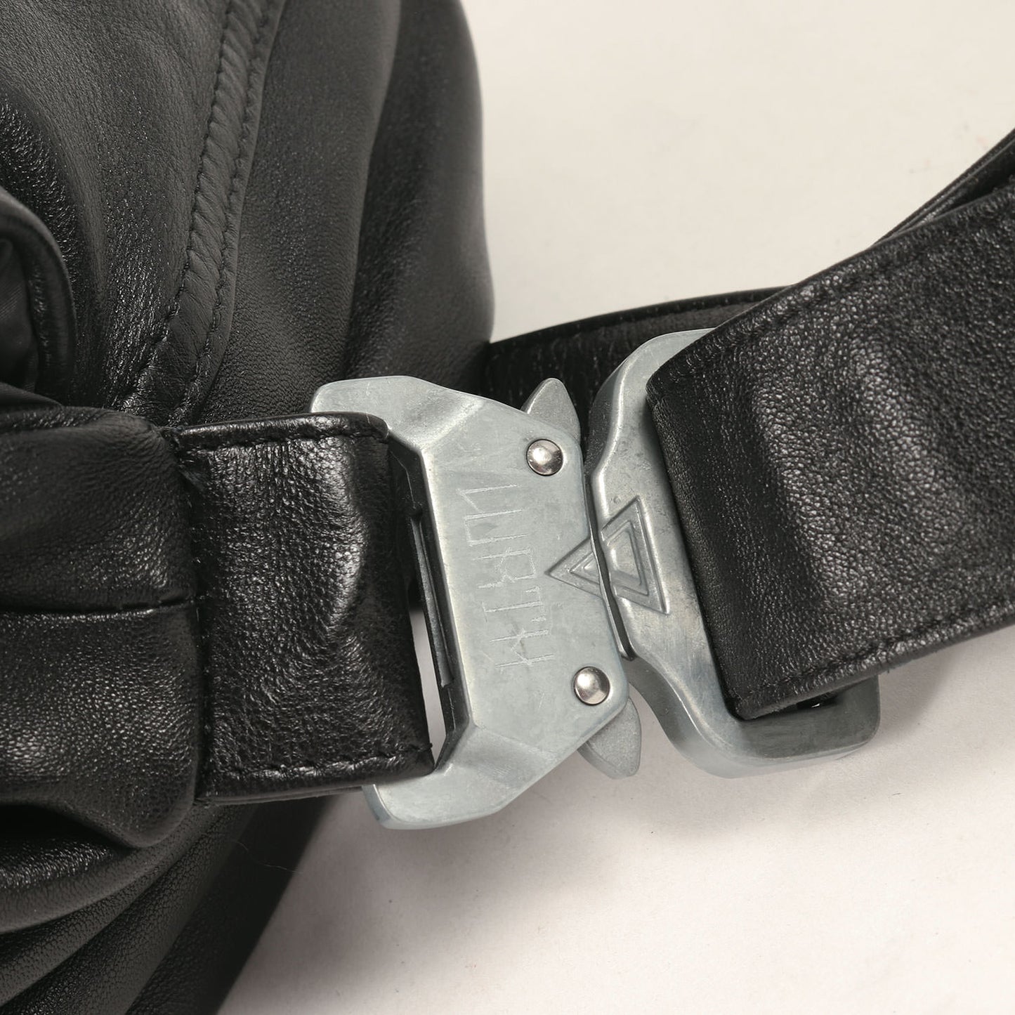 シープスキンレザー ショルダーバッグ(Leather Puff Bag)