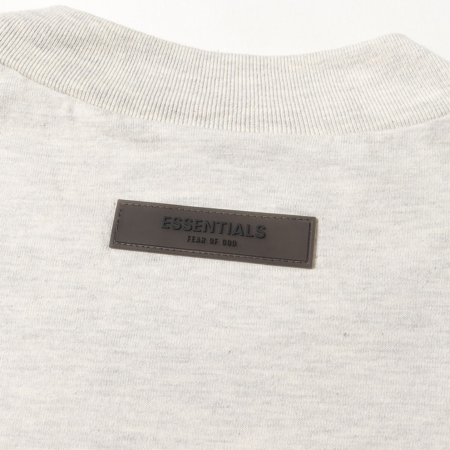 FOG ESSENTIALS フロッキープリント Tシャツ